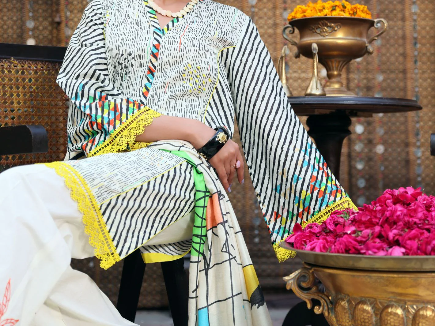 OFF WHITE LAWN 3PC UNSTITCHED | ALP-3PS-US-1084 V-2 2021 - Image 2