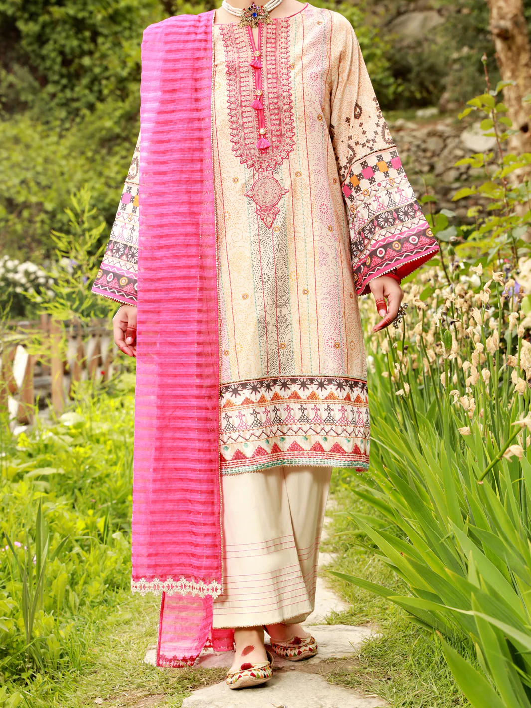 OFF WHITE LAWN 3PC STITCHED | ALP-3PS-US-1387/S FB-1387A