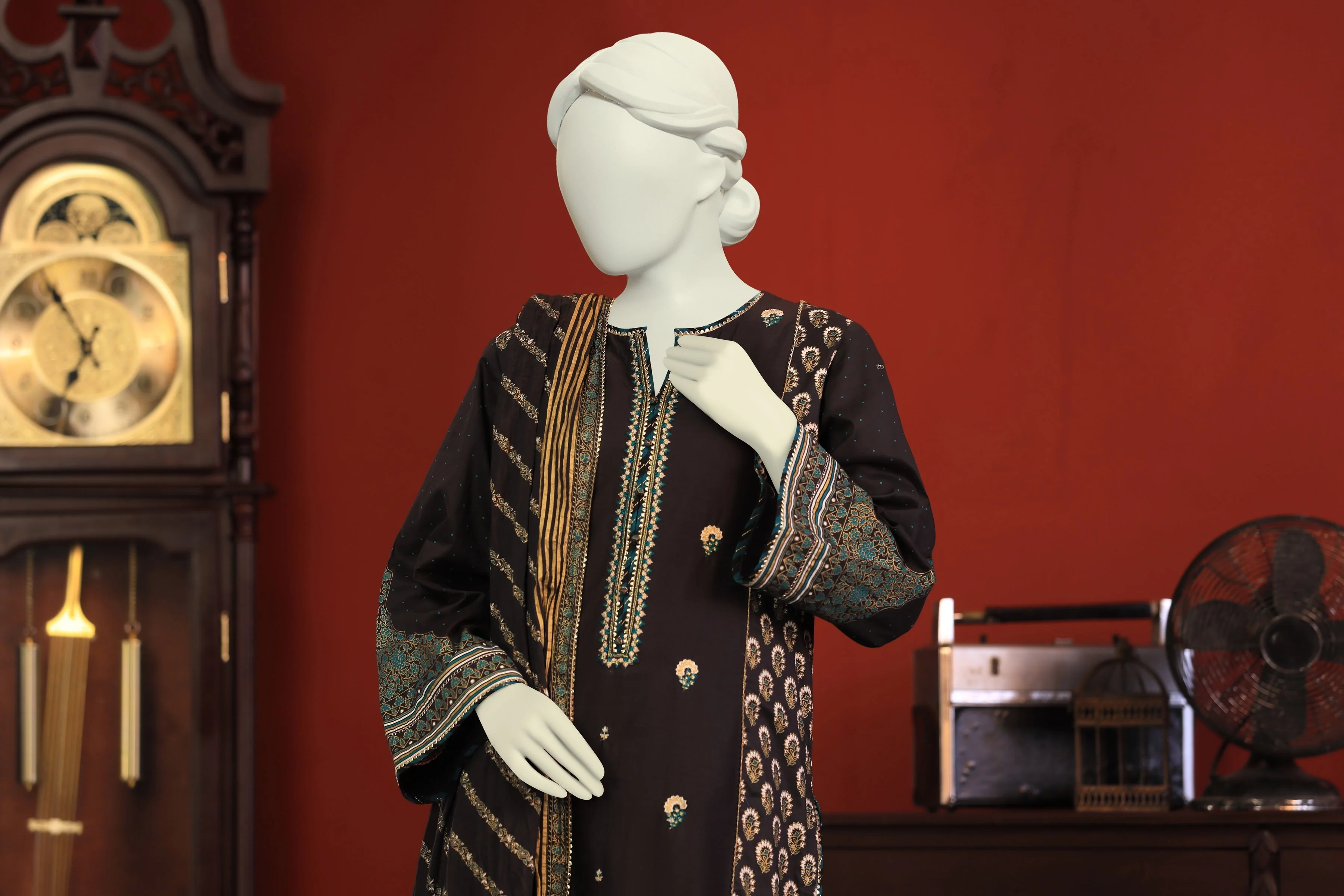 CHARCOAL LAWN 3PC UNSTITCHED | CCW-3PSU-S-US-22-018/A ANMOL-1 - Image 4