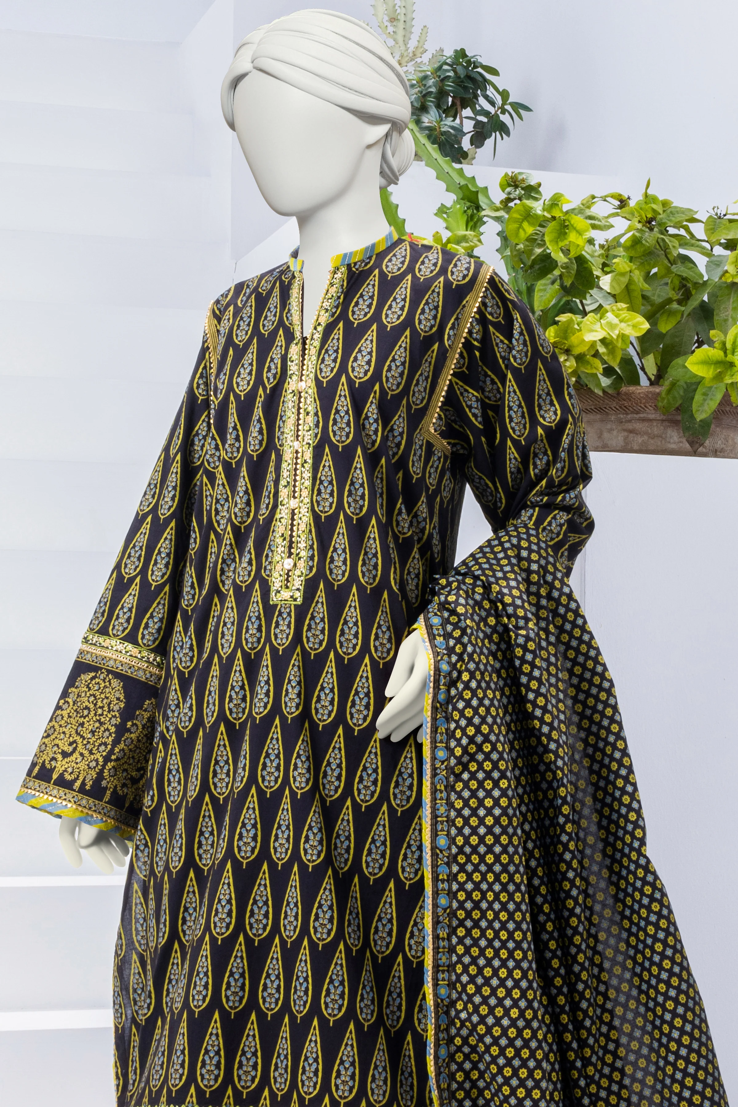 BLACK LAWN 3PC STITCHED | CCW-3PSU-S-US-22-038/S ALMAS - Image 5
