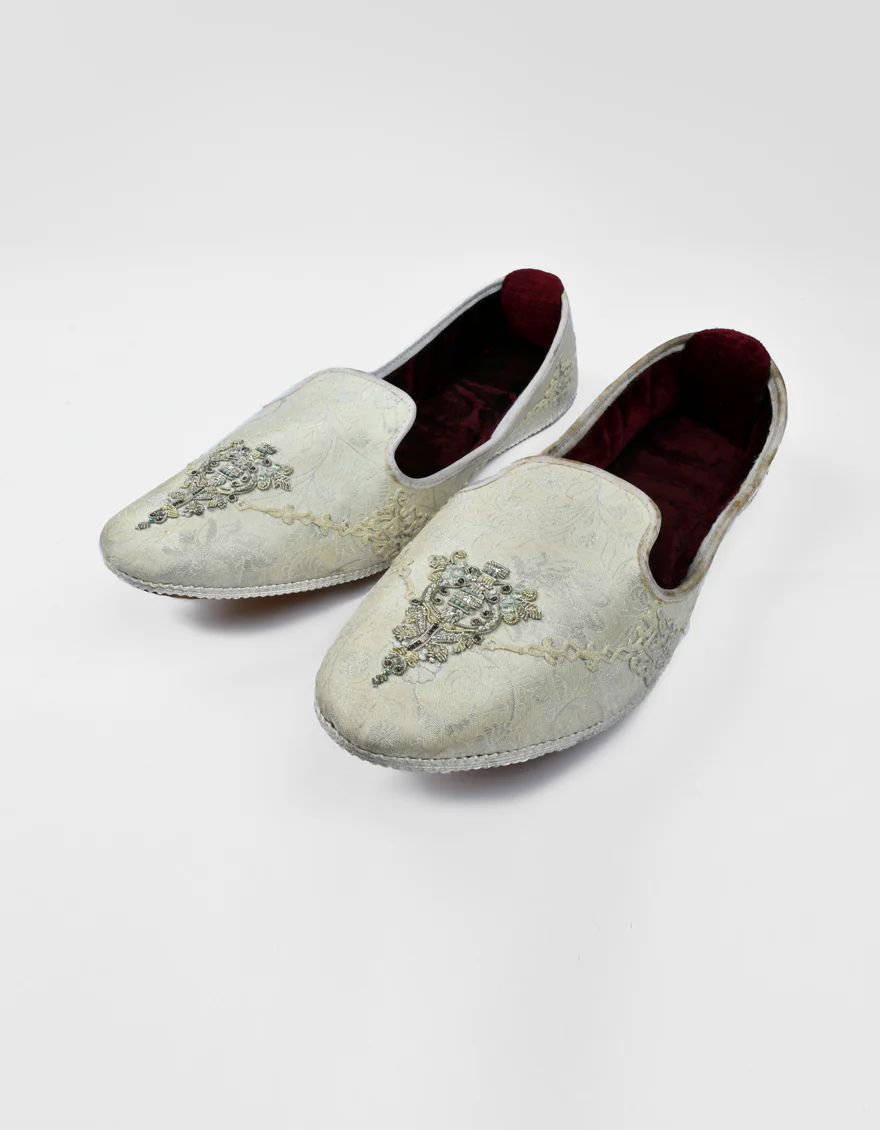 OFF WHITE-SILVER KHUSSA | JJKH-US-550/S23/JJ8840-FL