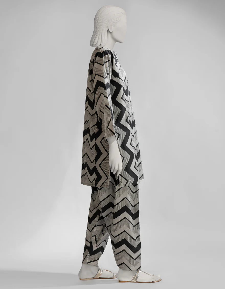 BLACK LAWN KURTI | JJLK-S-JSS-25-495 FB/ESSENTIALS-55 - Image 3